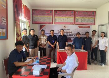 Ketua Divisi Teknis Penyelenggara KPU Provinsi Sulut, Salman Saelangi, saat melakukan monitoring wawancara calon PPS di Kecamatan Pasan. (foto: KPU Mitra)