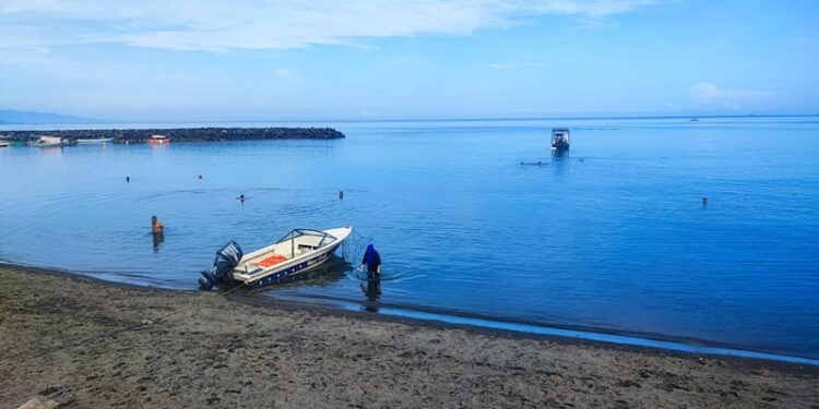 Suasana pesisir Pantai Karangria yang jadi bagian reklamasi Manado Utara. (foto: Barta1)