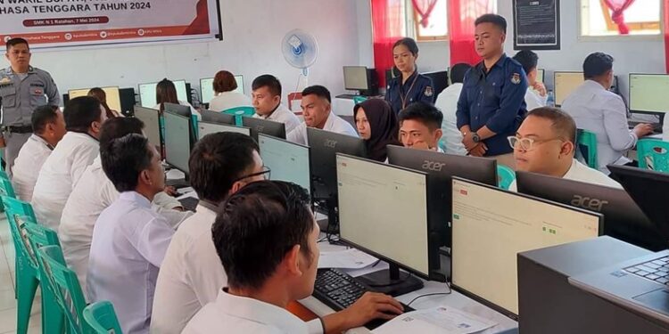 Tes dengan sistem CAT yang diselenggarakan KPU Mitra untuk menjaring calon adhoc yang akan bertugas di Pilkada 2024. (foto: KPU Mitra)