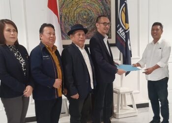 Tim Carlo Brix Tewu menyerahkan dokumen pendaftaran calon gubernur pada tim penjaringan Partai Nasdem Sulut. (foto: Barta1)