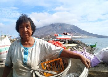 Foto: Warga yang tinggal di kaki Gunung Ruang, Katrina Gaghiwu (64) saat kembali mengambil sisa barangnya yang tertimbun material vulkanik. (Dok. Rendy/Barta1)