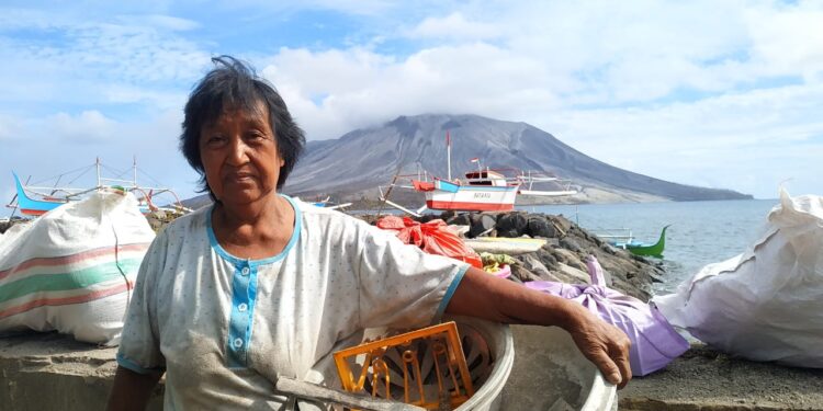Foto: Warga yang tinggal di kaki Gunung Ruang, Katrina Gaghiwu (64) saat kembali mengambil sisa barangnya yang tertimbun material vulkanik. (Dok. Rendy/Barta1)