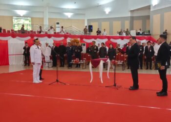 Foto: Albert Huppy Wounde saat dilantik sebagai Penjabat Bupati Kepulauan Sangihe. (Dok. Istimewa)