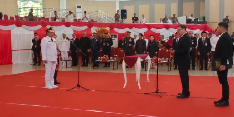 Foto: Albert Huppy Wounde saat dilantik sebagai Penjabat Bupati Kepulauan Sangihe. (Dok. Istimewa)