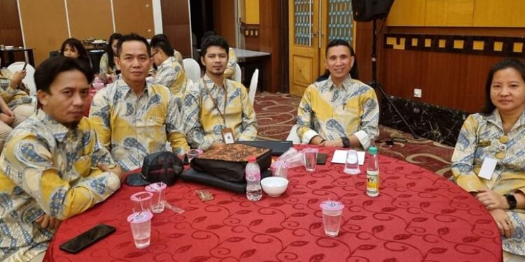 Jajaran KPU Mitra ikut rapat koordinasi membahas dana hibah Pilkada di Manado. (foto-foto: Humas KPU Mitra)