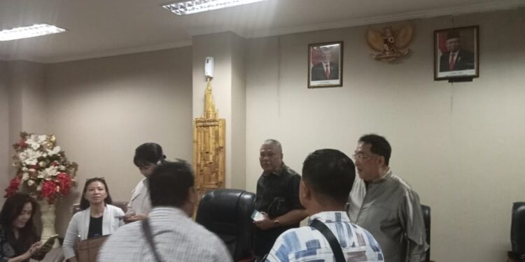 Pertemuan Nelayan Manado Utara bersama Anggota DPRD Provinsi Sulut. (Foto: meikel/barta)