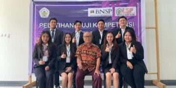 Asesor Drs. Robert D. Towoliu,M.Sc bersama mahasiswa Jurusan Pariwisata Polimdo. (Foto: meikel/barta)