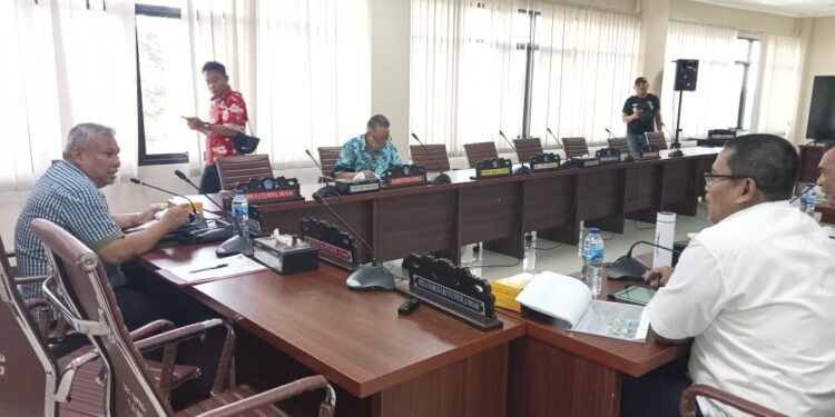 RDP DPRD Sulut bersama BWSS 1. (Foto: meikel/barta)