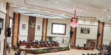 Ketua Bapemperda DPRD Provinsi Sulut, Careig N Runtu saat berada di mimbar. (Foto: meikel/barta)