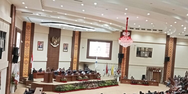 Ketua Bapemperda DPRD Provinsi Sulut, Careig N Runtu saat berada di mimbar. (Foto: meikel/barta)
