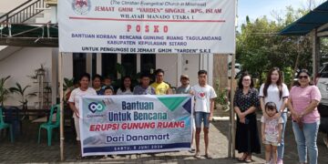 Danamart Saat Memberikan Bantuan Kepada Pengungsi Gunung Ruang. (Foto: Agus/Barta)