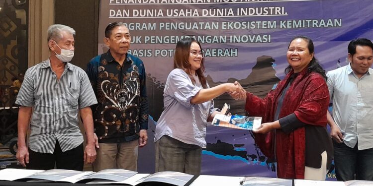 Direktur Polimdo, Dra Mareyke Alelo, MBA pada kegiatan Konsorsium. (Foto; istimewa)