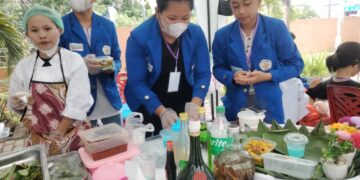 Mahasiswa Jurusan Pariwisata Polimdo saat mengelola minuman Mocktail. (Foto; meikel/Barta)