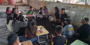 Himaju AB Polimdo ajarkan anak-anak di Pasar Bersehati Manado. (Foto: meikel/barta)