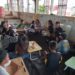Himaju AB Polimdo ajarkan anak-anak di Pasar Bersehati Manado. (Foto: meikel/barta)