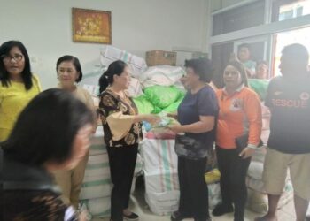 Foto: PJ. Bupati Sangihe Rinny Tamuntuan menyerahkan bantuan langsung di Kantor Bagian Hubungan Antar Lembaga Sekretariat Daerah Kabupaten Kepulauan Sitaro di Manado pada Selasa, 7 Mei 2024. (Dok. Istimewa)