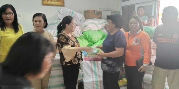 Foto: PJ. Bupati Sangihe Rinny Tamuntuan menyerahkan bantuan langsung di Kantor Bagian Hubungan Antar Lembaga Sekretariat Daerah Kabupaten Kepulauan Sitaro di Manado pada Selasa, 7 Mei 2024. (Dok. Istimewa)