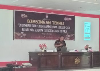Ketua Divisi Perencanaan, Data & Informasi KPU Kabupaten Kepulauan Talaud, Budirman saat menyampaikan materi Bimtek kepada Pantarlih