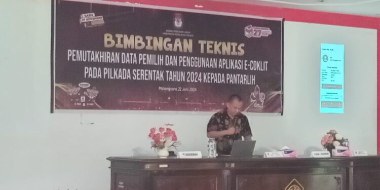Ketua Divisi Perencanaan, Data & Informasi KPU Kabupaten Kepulauan Talaud, Budirman saat menyampaikan materi Bimtek kepada Pantarlih
