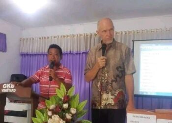 Chairman LKP EPEC, Ezra Papingkat, SS., M.Pd saat menjadi penerjemah dari salah satu wisatawan manca negara.