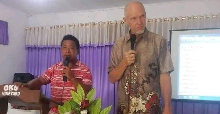 Chairman LKP EPEC, Ezra Papingkat, SS., M.Pd saat menjadi penerjemah dari salah satu wisatawan manca negara.