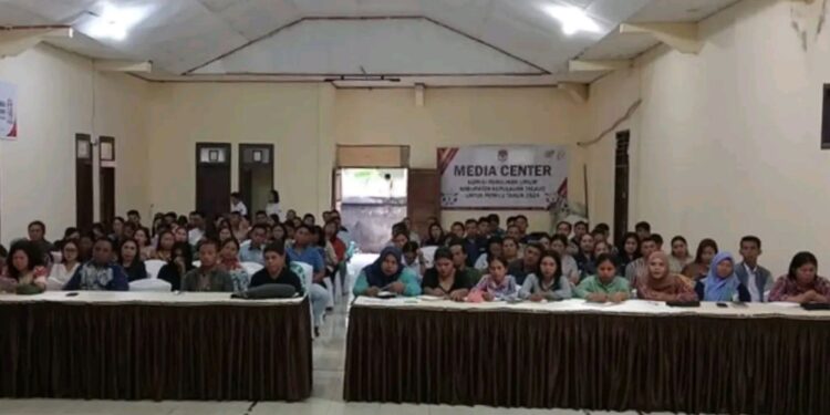 Peserta bimbingan teknis saat mengikuti pemaparan materi oleh komisioner KPU Kabupaten Kepulauan Talaud.