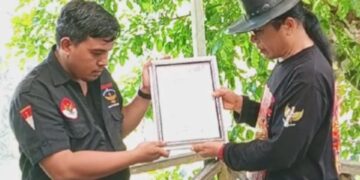 James Lembong saat menerima SK dari Audy Malonda. (Foto: istimewa)