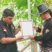James Lembong saat menerima SK dari Audy Malonda. (Foto: istimewa)