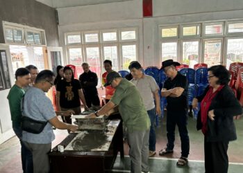 ketua HAKLI Sulut, Tony Kurtis Timpua saat memberikan pelatihan kepada masyarakat leilem. (Foto: istimewa)