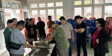 ketua HAKLI Sulut, Tony Kurtis Timpua saat memberikan pelatihan kepada masyarakat leilem. (Foto: istimewa)