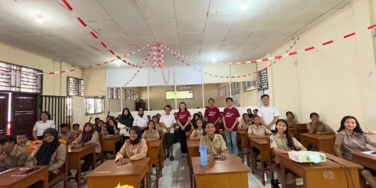Kru MJB bersama siswa dan guru-guru SMPN 1 Kauditan. (Foto: istimewa)