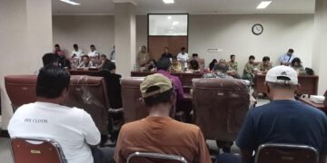 Saat nelayan Manado Utara mengikuti RDP Lintas Komisi DPRD Provinsi Sulut. (Foto: meikel/barta)