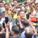 Pendukung riuh menyambut kehadiran bakal calon bupati Talaud Irwan Hasan. (foto: poros baru porodisa)