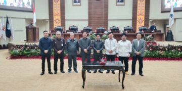 Wakil Gubernur Sulut bersama pimpinan DPRD Provinsi Sulut. (Foto: meikel/barta)