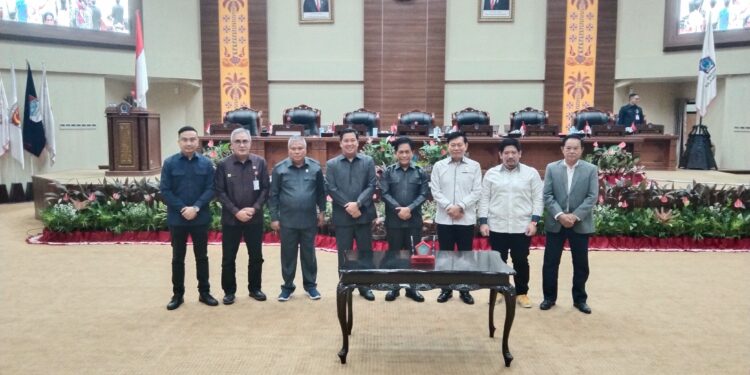 Wakil Gubernur Sulut bersama pimpinan DPRD Provinsi Sulut. (Foto: meikel/barta)