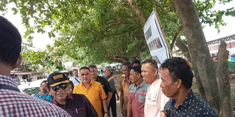 Pimpinan dan Anggota DPRD Sulut bersama Nelayan Karangria Manado. (Foto: Meikel/Barta1.com)