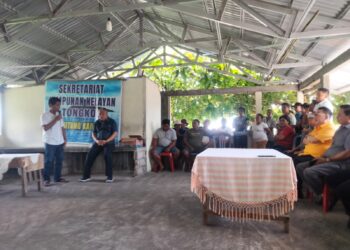 Nelayan Karangria Manado bersama anggota DPRD Provinsi Sulut. (Foto: meikel/barta)