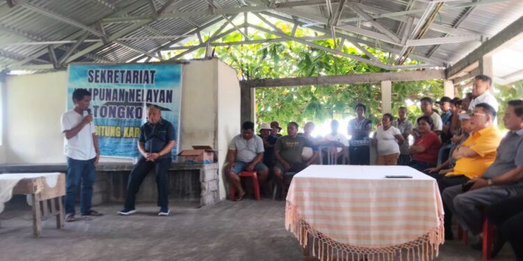 Nelayan Karangria Manado bersama anggota DPRD Provinsi Sulut. (Foto: meikel/barta)