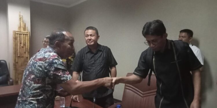Nelayan dan anggota DPRD Provinsi Sulut. (Foto: meikel/barta)