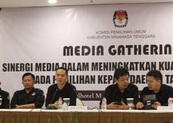 Sekretaris dan Komisioner KPU Mitra berbicara di hadapan puluhan jurnalis saat kegiatan media gathering. (foto: barta1)