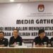 Sekretaris dan Komisioner KPU Mitra berbicara di hadapan puluhan jurnalis saat kegiatan media gathering. (foto: barta1)