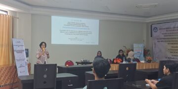 Sekjur AB Polimdo, Dr. Christien A Karambut, SE., MM. saat membuka pelatihan TOEFL. (Foto: istimewa)