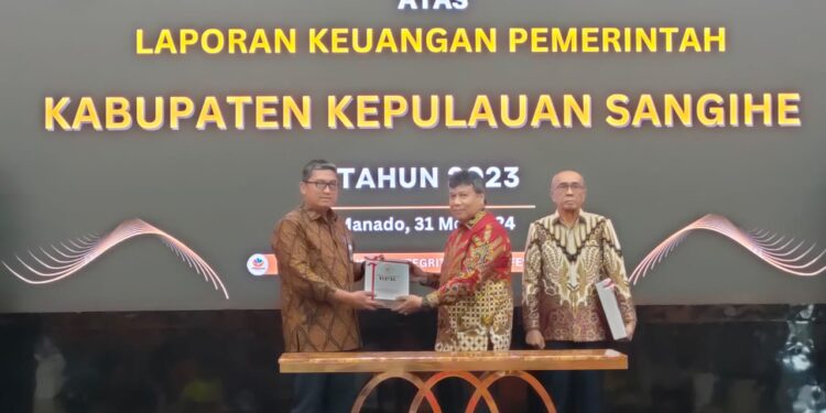 Foto: Penjabat Bupati Kabupaten Kepulauan Sangihe, Albert Huppy Wounde saat menerima Opini Wajar Tanpa Pengecualian (WTP) dari Badan Pemeriksa Keuangan (BPK) RI di Kantor Perwakilan BPK RI Sulawesi Utara, Jumat (31/5/2024). (Dok. Istimewa)