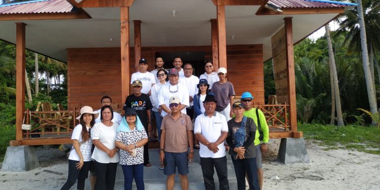 Foto: Kunjungan Penjabat Bupati Kabupaten Kepulauan Sangihe, Albert Huppy Wounde, pada Senin (17/6/2024) di Kampung Para. (Dok. Rendy Saselah)
