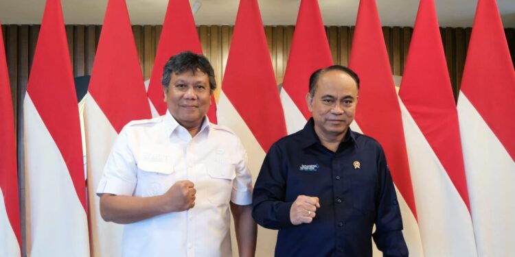 Foto: Penjabat Bupati Kabupaten Kepulauan Sangihe, Albert Huppy Wounde, bersama Menteri Komunikasi dan Informatika (Kominfo) Republik Indonesia, Budi Arie Setiadi. (Dok. Istimewa)