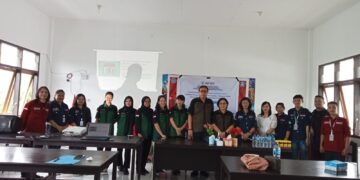 Akademisi Jurusan AB Polimdo besama Guru-guru SMP Kristen 45 Paniki Bawah. (Foto: meikel/barta)