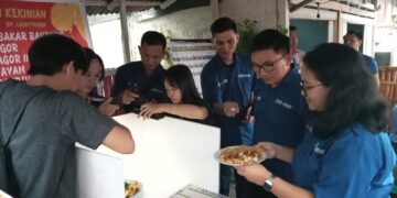 Akademisi dan mahasiswa AB Polimdo saat melakukan pengambilan gambar produk UMKM. (foto: meikel/barta)