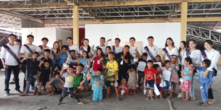 Putra-Putri FKM Unsrat 2023 bersama Anak-Anak Komunitas Dinding Manado. (Foto: meikel/barta)