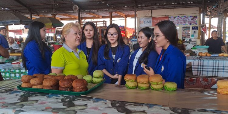 Mahasiswa AB Polimdo bersama pedagang Pasar Tomohon. (Foto: istimewa)