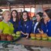 Mahasiswa AB Polimdo bersama pedagang Pasar Tomohon. (Foto: istimewa)